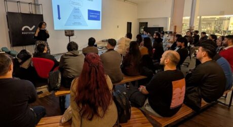 Claudia Badell presentando ideas clave del libro Agile Testing Condensed en la meetup de UruQAy, junto a la audiencia.