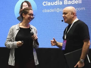 Claudia Badell junto al host de Testearla 2025 al inicio de su charla, en el escenario del evento.