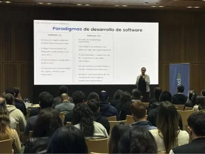 Claudia Badell en Testearla 2025 durante su presentación, con una vista general de la audiencia.