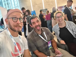 Claudia Badell junto a Nico Paez y Leandro Melendez durante la entrevista de Señor Performo en Testearla 2025.