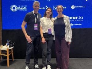 Claudia Badell junto a los organizadores de Testearla 2025 Cecilia Benassi y Javier Re.