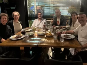 Cena previa a Testearla 2025 con colegas en un ambiente distendido.