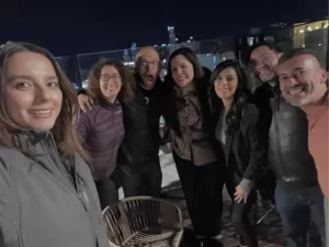 Foto con oradores en el after organizado por Crowdar al finalizar Testearla 2025.