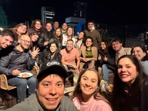 Foto con oradores y sponsors en el after organizado por Crowdar al finalizar Testearla 2025.