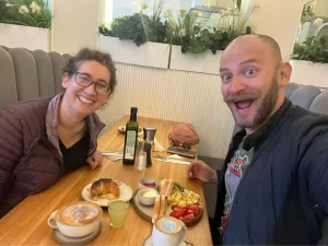 Claudia Badell y Leandro Melendez desayunando después de Testearla 2025.