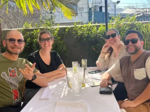 Claudia Badell, Leandro Melendez, Rubén Aguirre y Sandra Ozuna almorzando al aire libre en un restaurante tras Testearla 2025.