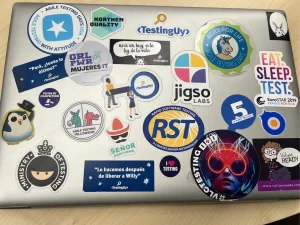 Notebook de Claudia Badell con un nuevo sticker de Testearla 2025 en la tapa.