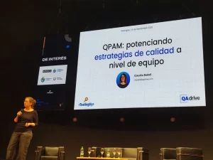 Claudia Badell presentando la charla “QPAM: Potenciando estrategias de calidad a nivel de equipo” en el escenario de TestingUy 2025.