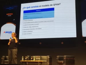 Claudia Badell presentando el modelo QPAM durante su charla en TestingUy 2025.
