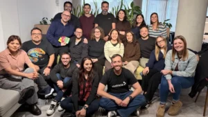 Foto grupal de cierre de TAPIA Buenos Aires en las oficinas de Crowdar.